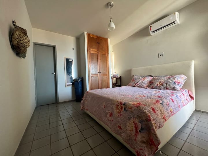 Spálňa 1 - vlastná kúpeľňa s balkónom, vybavená šatníkovou skriňou, odkladacím stolom, klimatizáciou a závesmi. 