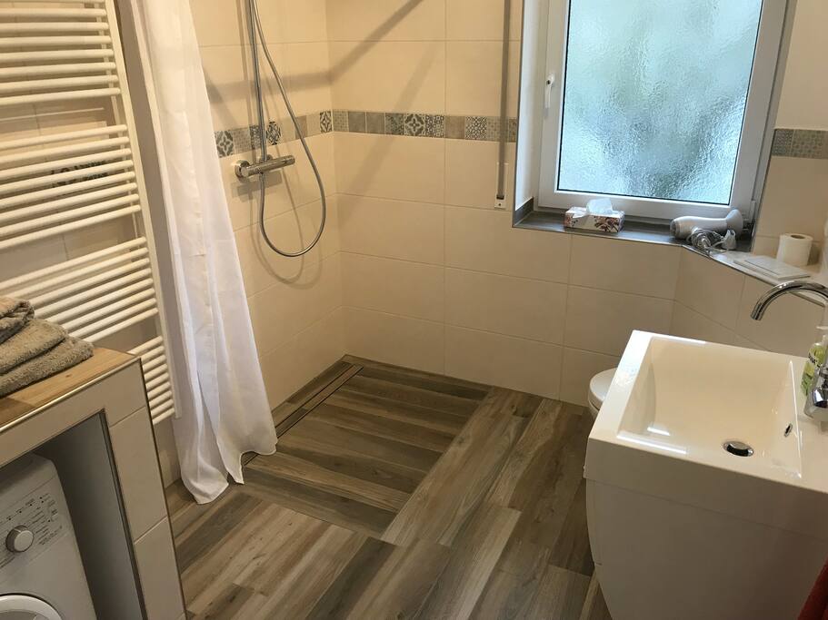 Großzügiges Bad mit Dusche