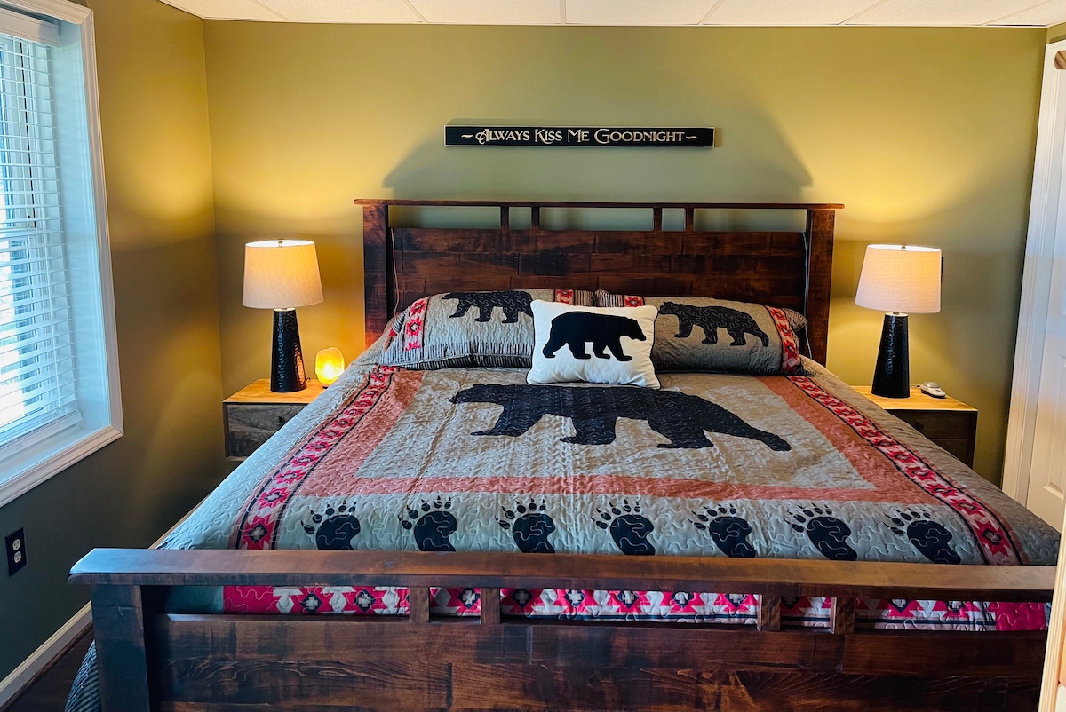 Lit king size. Bear 's lair. Suite au sous-sol