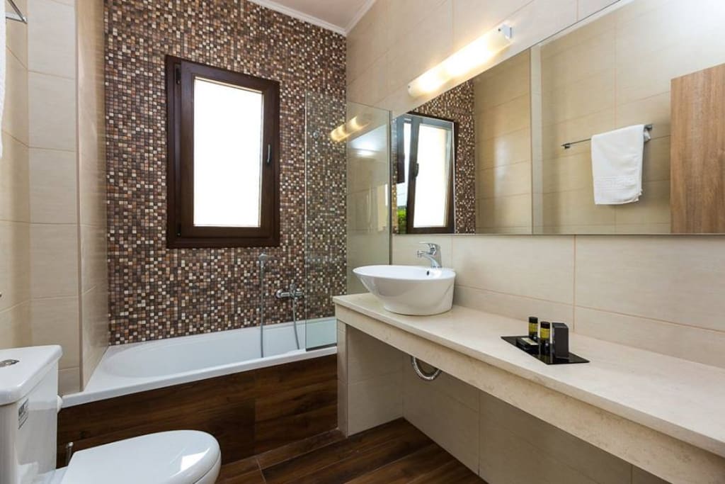 Large modern bathroom