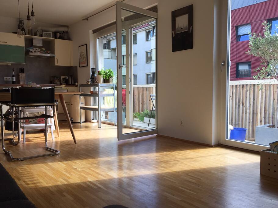 Wohnzimmer/Wohnzimmer mit Zugang zu Balkon entlang des Wohnzimmers
