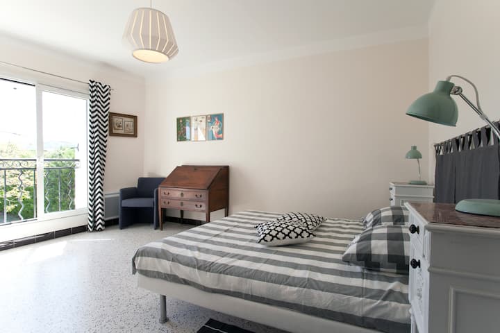 楼上
3号空调卧室，可欣赏阿尔卑斯山脉的美景