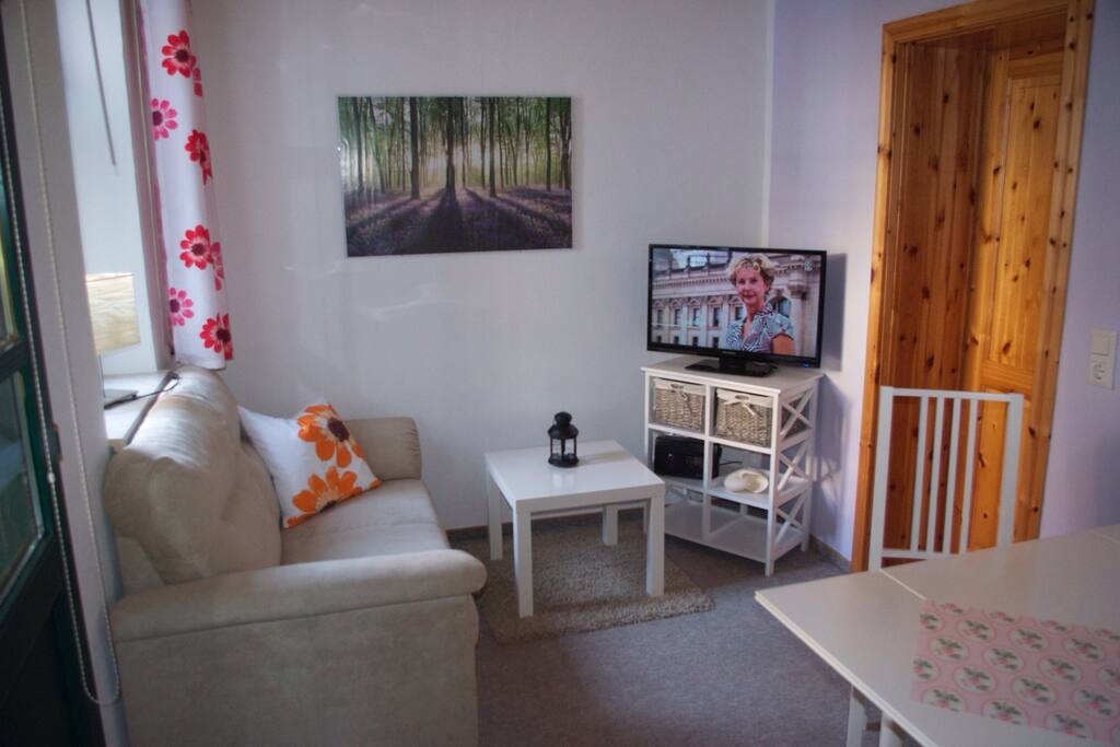 Wohnzimmer mit LED-TV