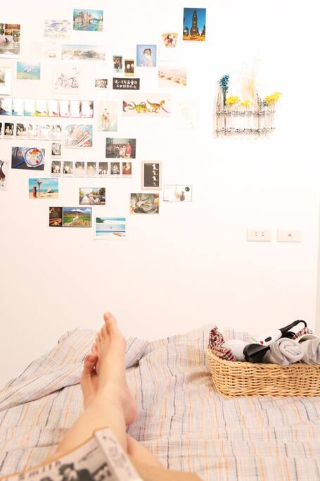 Suite:double bed + bathroom + big closet + desk and chair + Rong's memory lane :-)
套房:雙人床 + 獨立衛浴 + 大衣櫥 + 桌椅 + 絨的回憶們 :-)