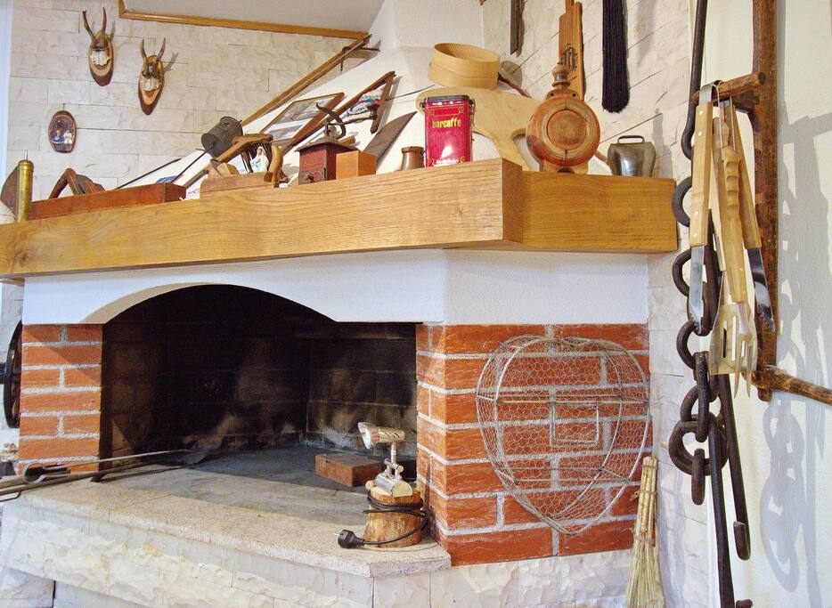 Kamin im wohnraum
