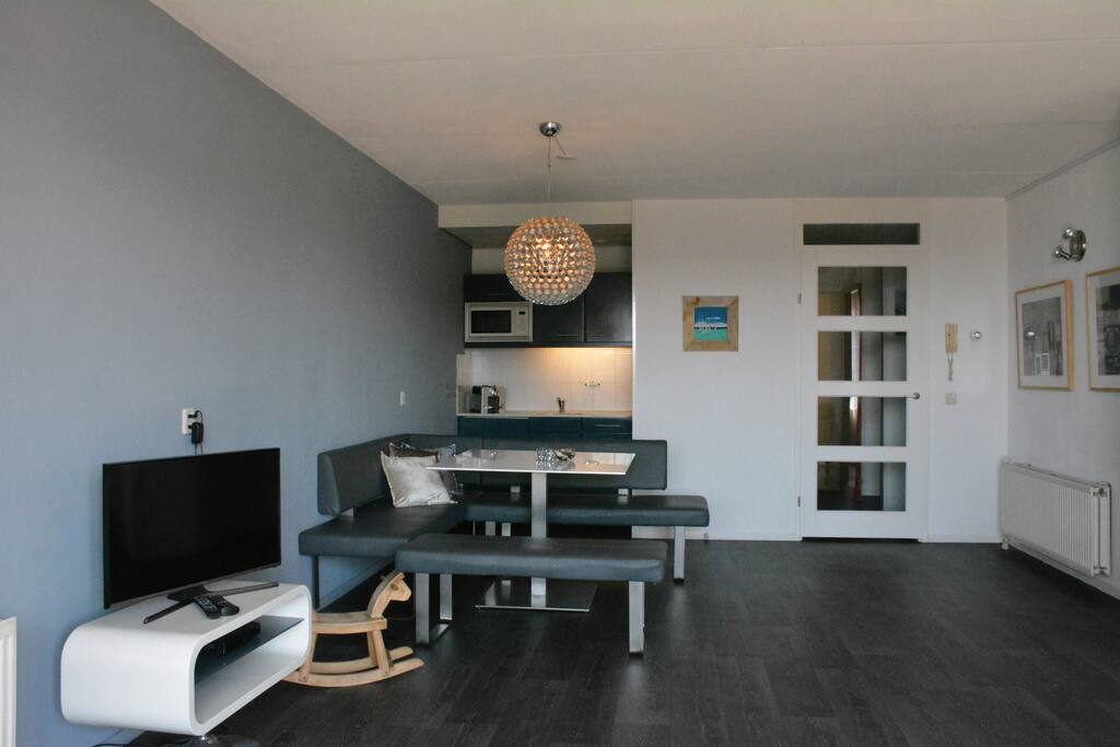 Woonkamer met open keuken.