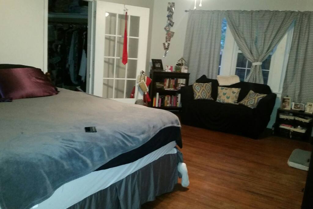 King size bed with a full size pull out couch.