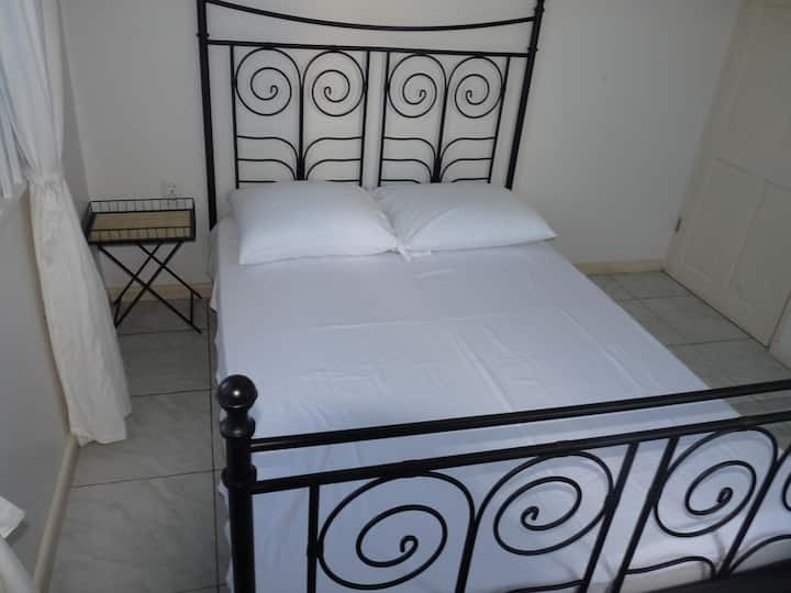 Ბინა B, საძინებელი 1 კონდიციონერით და ორადგილიანი საწოლით