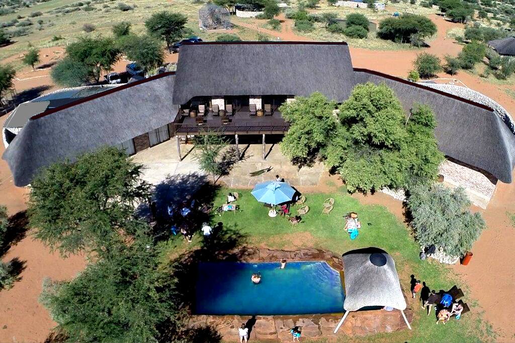 Main lapa with reception, restaurant, bar, conference room.