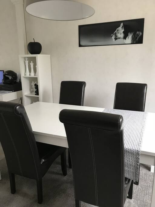 Salle à manger ouverte sur salon & cuisine
