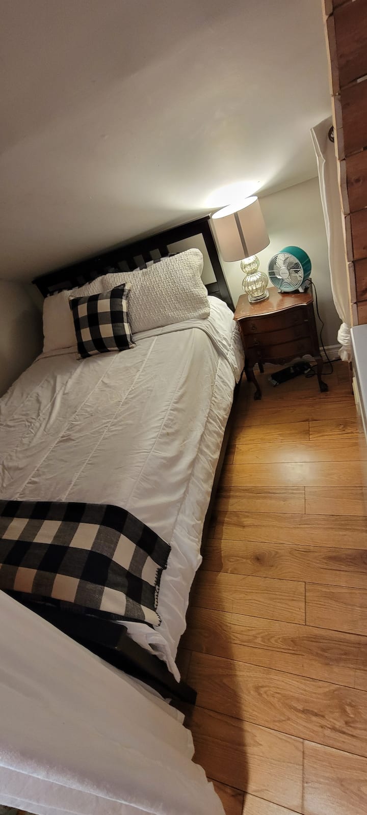 Nouveau matelas de lit double à partir d'août 2024  dans la chambre n °2 avec un placard 