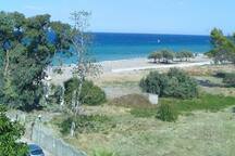 CALABRIA IONICA , SE CHIUDI GLI OCCHI SEMBRA DAVVERO LONTANA. GLI ULIVI, I FICHI D’INDIA E IL VENTO CALDO DEL SUD ACCAREZZANO GLI OCCHI E LA PELLE. IL BLU SCURO DELLO IONIO LAMBISCE UNA PORZIONE DI COSTA PUNTEGGIATA DI BORGHI DI PIETRA AGGRAPPATI ALLE ROCCE E DELLE RELATIVE MARINE. UN ALTERNARSI DI LUNGHI TRATTI DI LITORALE DESERTI AD ALTRI, BREVI, AFFOLLATI. UN SUSSEGUIRSI DI GIOIELLI ARCHITETTONICI E ZONE DISABITATE INGHIOTTITE DA UNA NATURA CHE MESCOLA DI CONTINUO IL MARE AI MONTI, UNA TERRA APPENA SFIORATA DA UN TURISMO CHE ANCORA NE IGNORA L’EMOZIONANTE BELLEZZA.