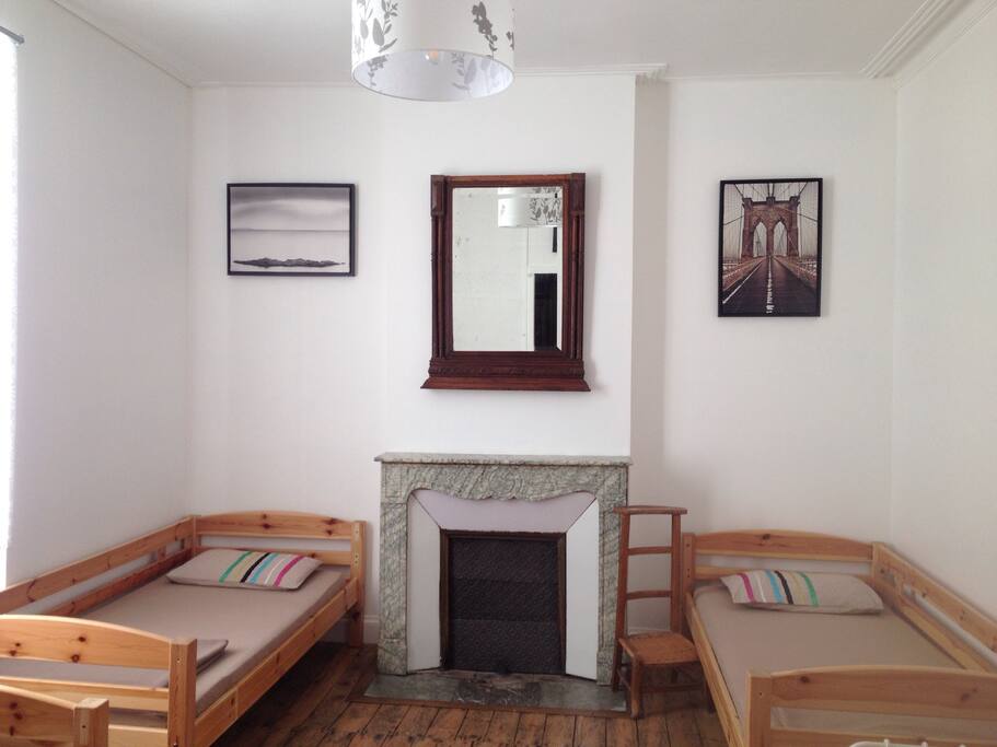 chambre avec 4 lits