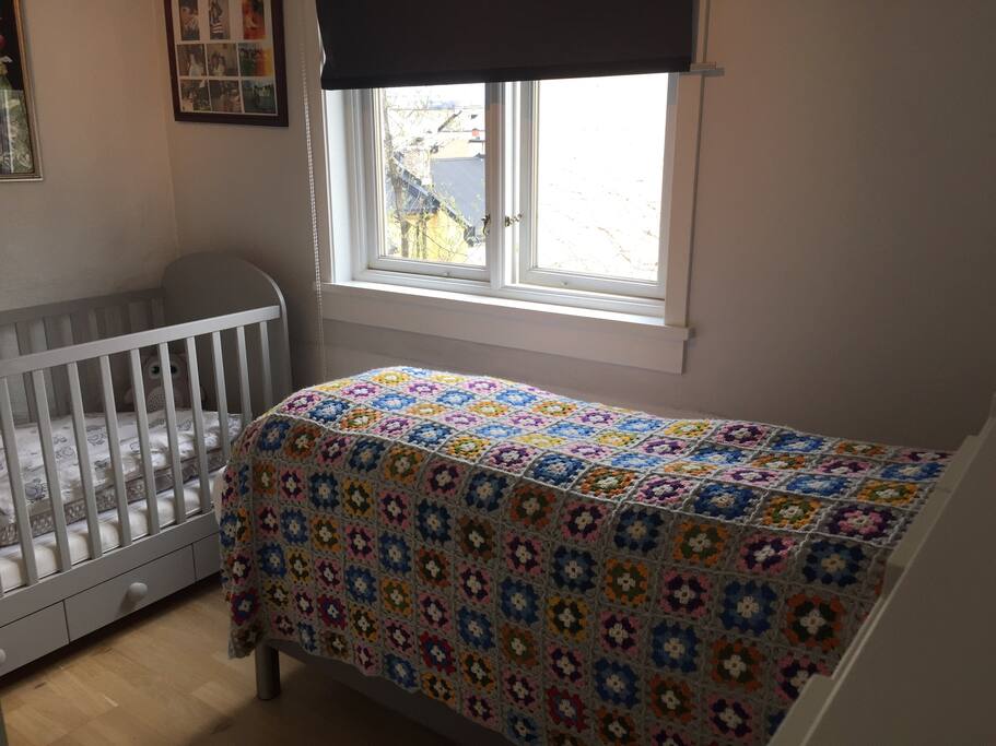 Single bed with extra madress and crib.