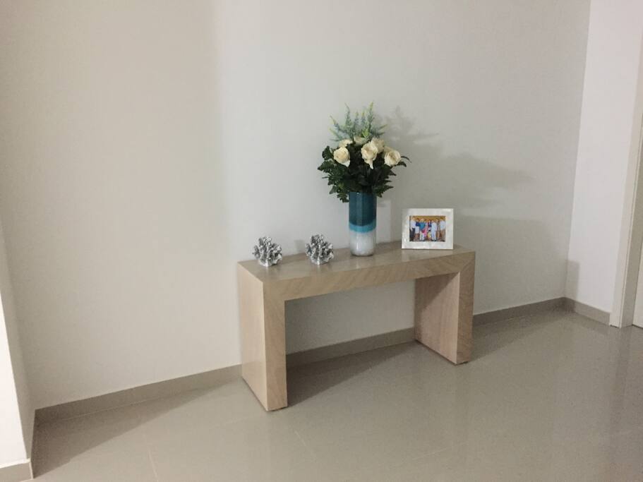 Hermosa consola que adorna y embellece la sala, con sus flores y algas evocan la cercanía al Mar Caribe.