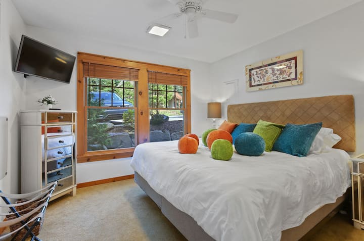 Საძინებელი 1 - დიდი ზომის საწოლი HD-ეკრანიანი ტელევიზორით