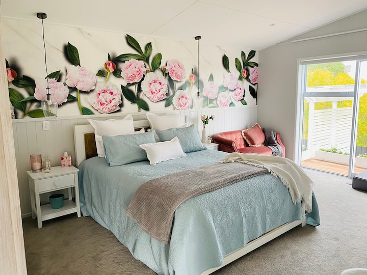 卧室、2米宽双人床和可爱的沙发。