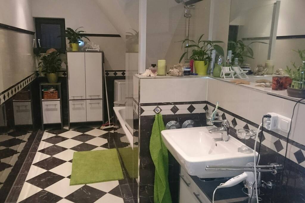 Bad mit Badewanne, Dusche und Waschmaschine