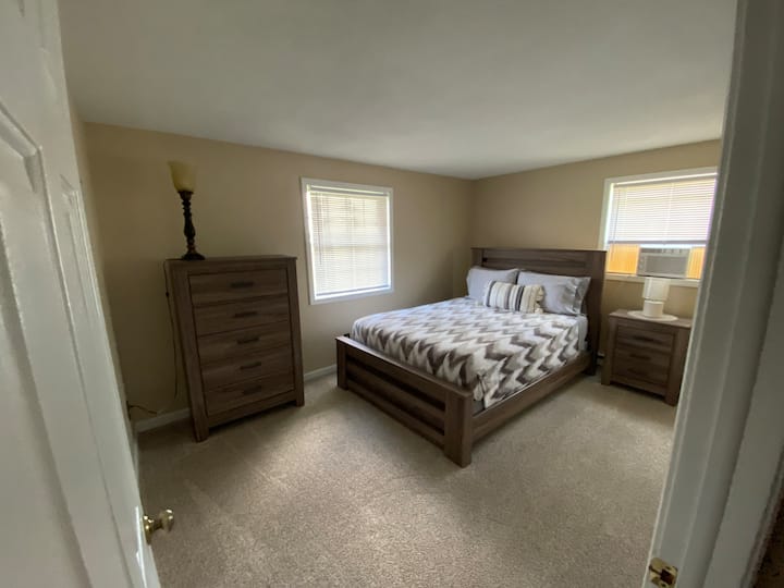 Second bedroom, queen bed high end mattress, spacious closet lake and vineyard views!