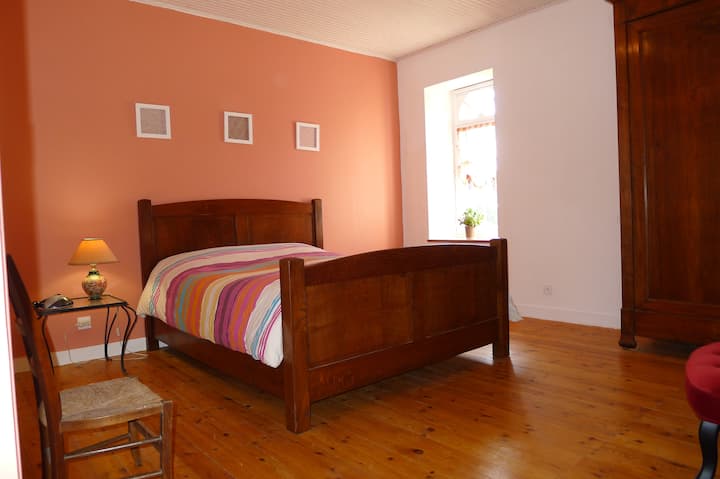 Miegamasis su 140 cm lova Logis des Ponnes