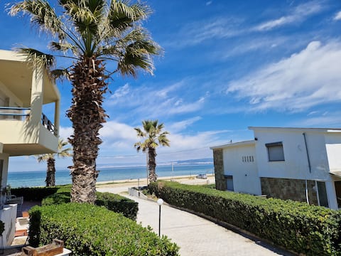 Jani's Beach House * Beachfront *