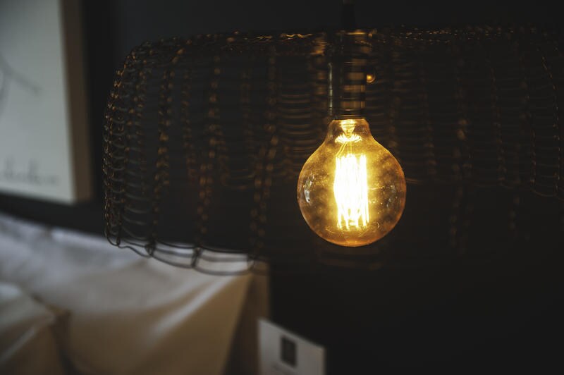 Habitación 1 - Toque personal - nuestras lámparas junto a la cama hechas de cestas de frutas.