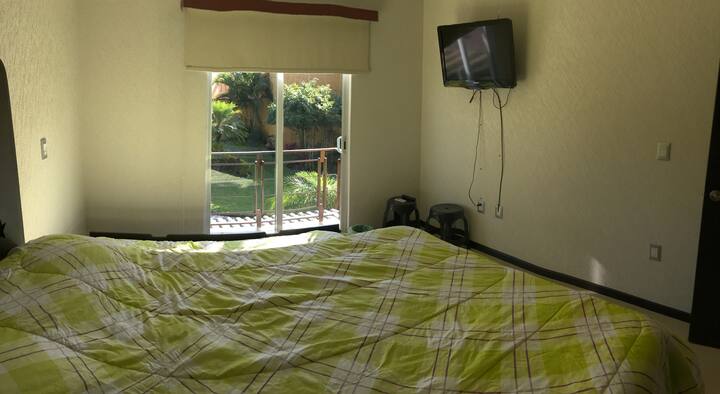 Quarto com varanda com muita luz natural e bela vista para os jardins e a piscina com armários e ar condicionado com duas camas de casal um deslizamento baixo