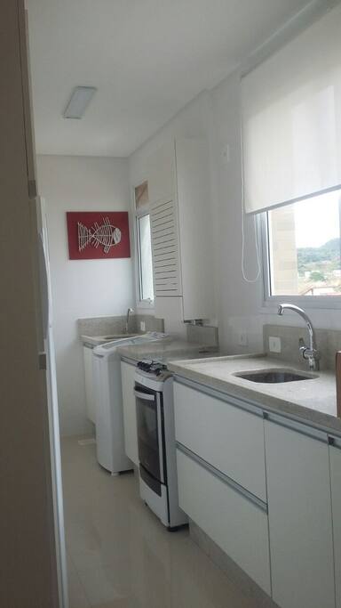 Cozinha totalmente equipada com eletrodomésticos e utensílios novos.