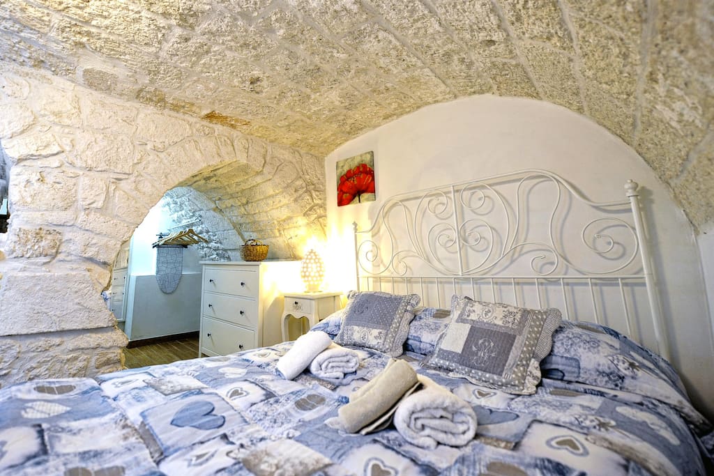 Camera da letto sotto le volte in pietra