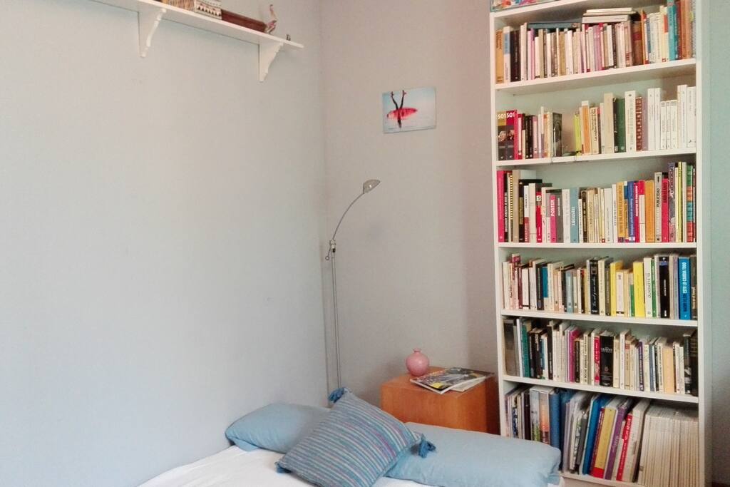 Habitación exterior con cama doble. Sin ruidos de la calle.