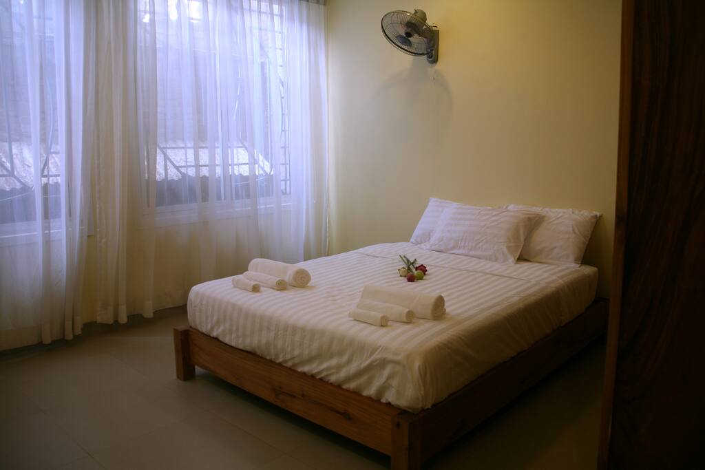 Big, comfy bed with high thread count cotton sheets and towels provided.