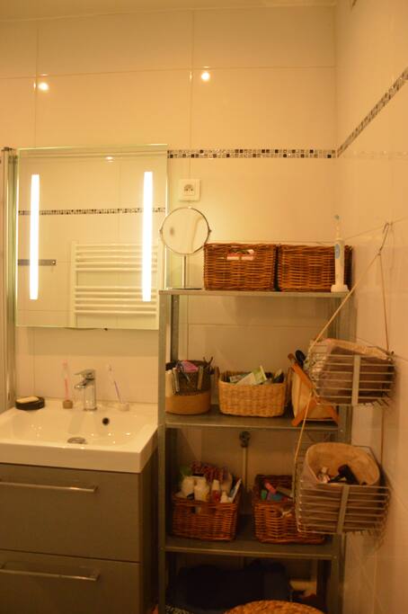 Salle de bain avec rangement.