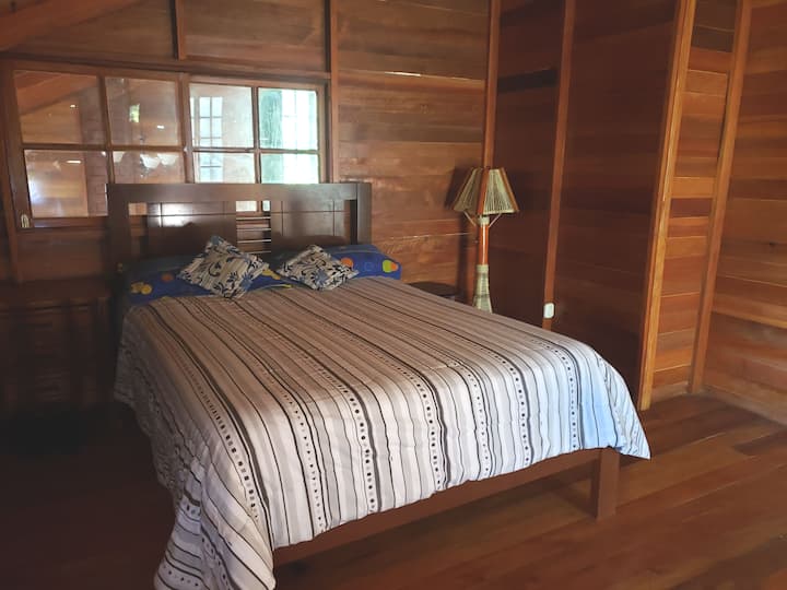 Dormitorio #3 Master, con balcón, cama matrimonial equipada con colchón ortopédico y baño privado