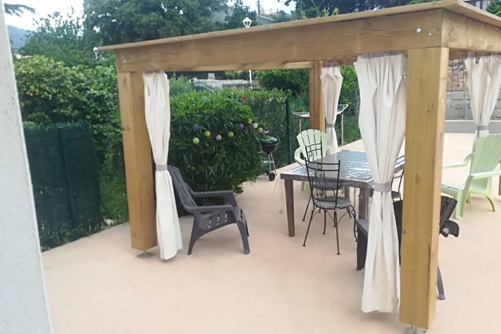 Belle tonnelle en bois, toit persienné, lieu idéal pour vos Apero au retour de la plage