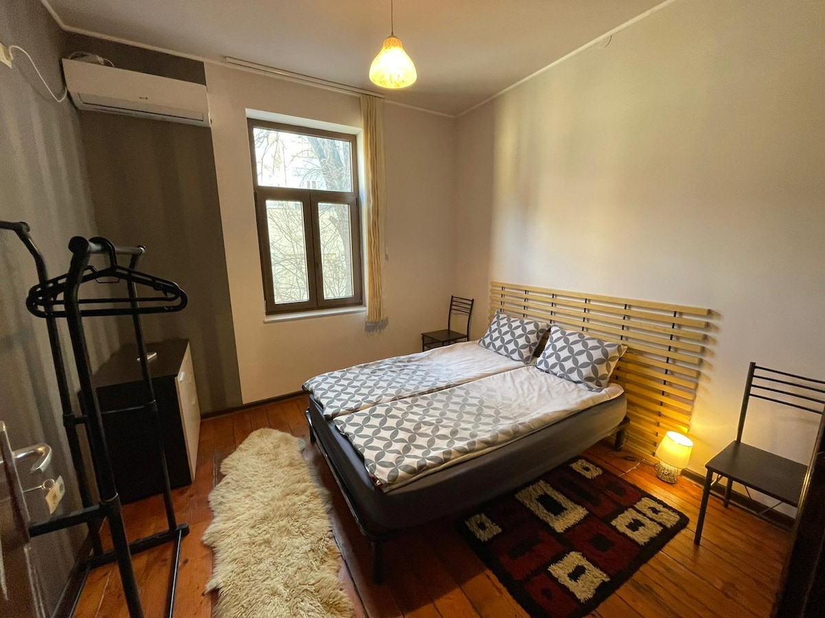 חדר שינה 1, מיטת קווין נוחה עם מזרני פום זיכרון.