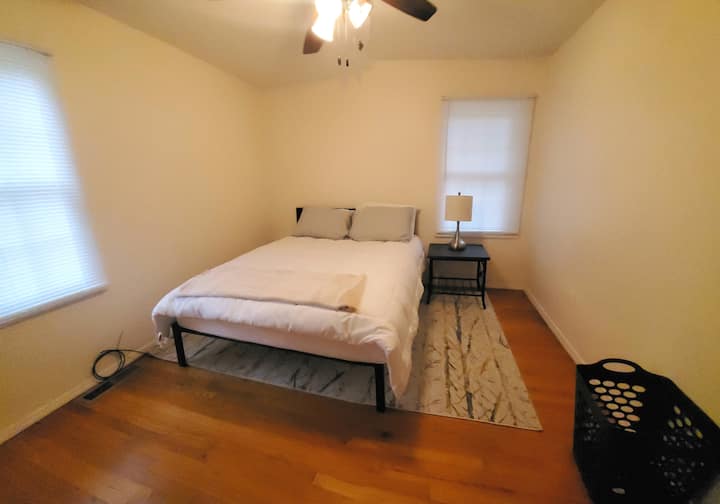 标准双人床卧室# 1