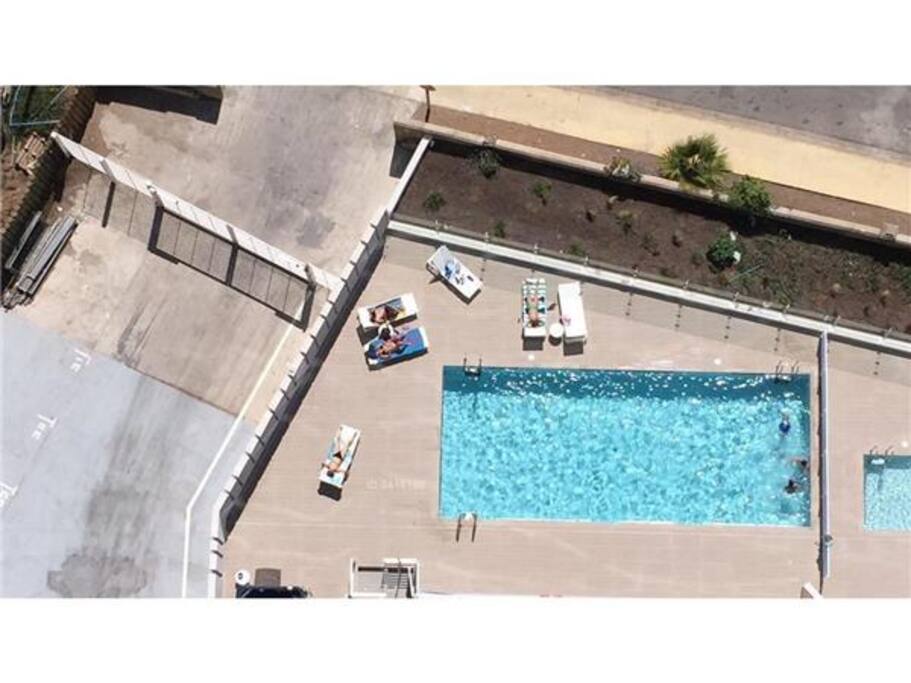 Piscina grande y otra pequeña para niños