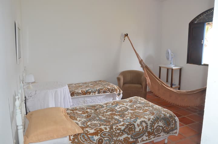 Საძინებელი 2: აპარტამენტი ორი ერთადგილიანი საწოლით, ჰამაკი და ლეიბი იატაკზე, ფანჯარა ზღვის ხედით