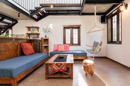 AMAZING SKY-VIEW*UNIQUE*SUN-BRIGHT LOFT FOR 2