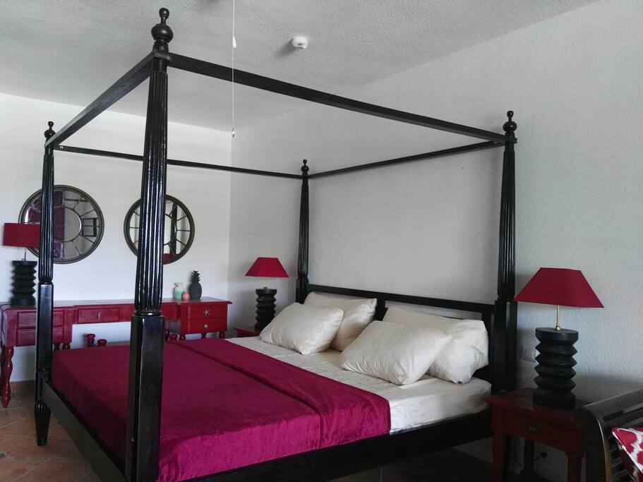 Lit à baldaquin colonial king size