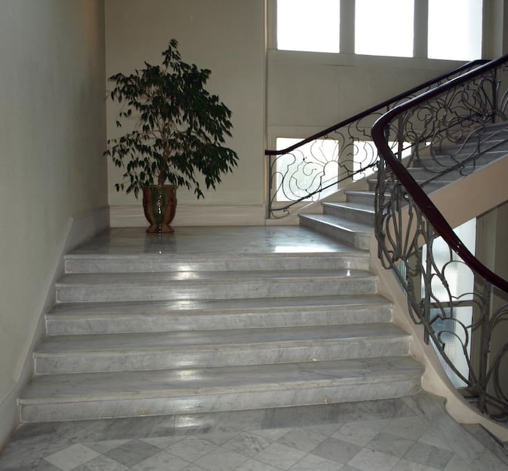 Escalier monumental vers les étages (en plus des 2 ascenseurs)