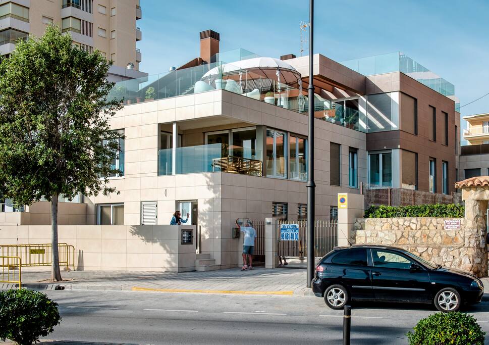 Main Façade of the building. Fachada principal del edificio.