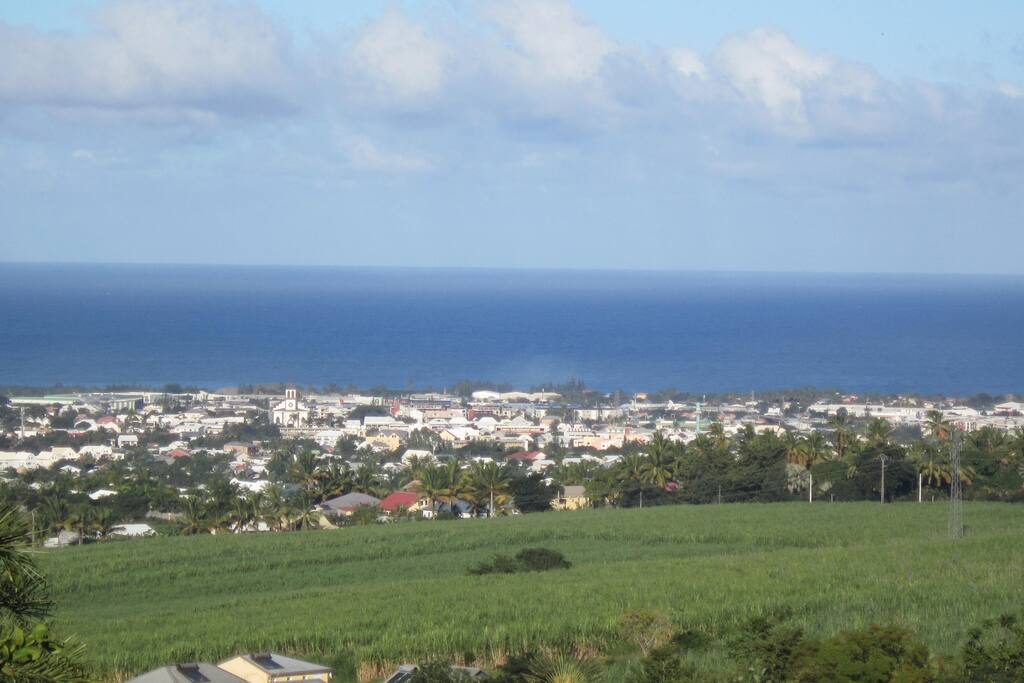 vue sur mer, ville de St louis et champs de canne