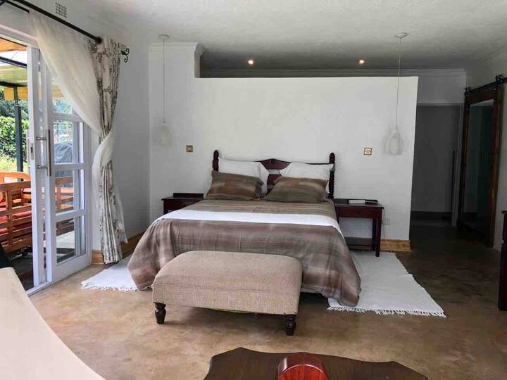 Главна спална соба со сопствен и надворешен туш. 