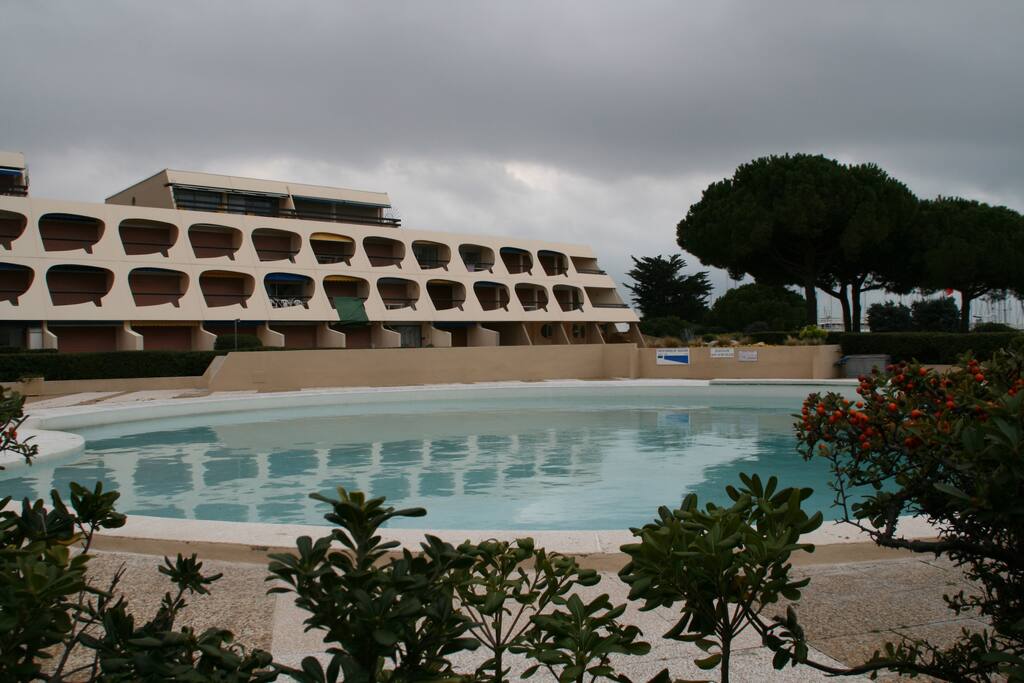 Piscine dans résidence