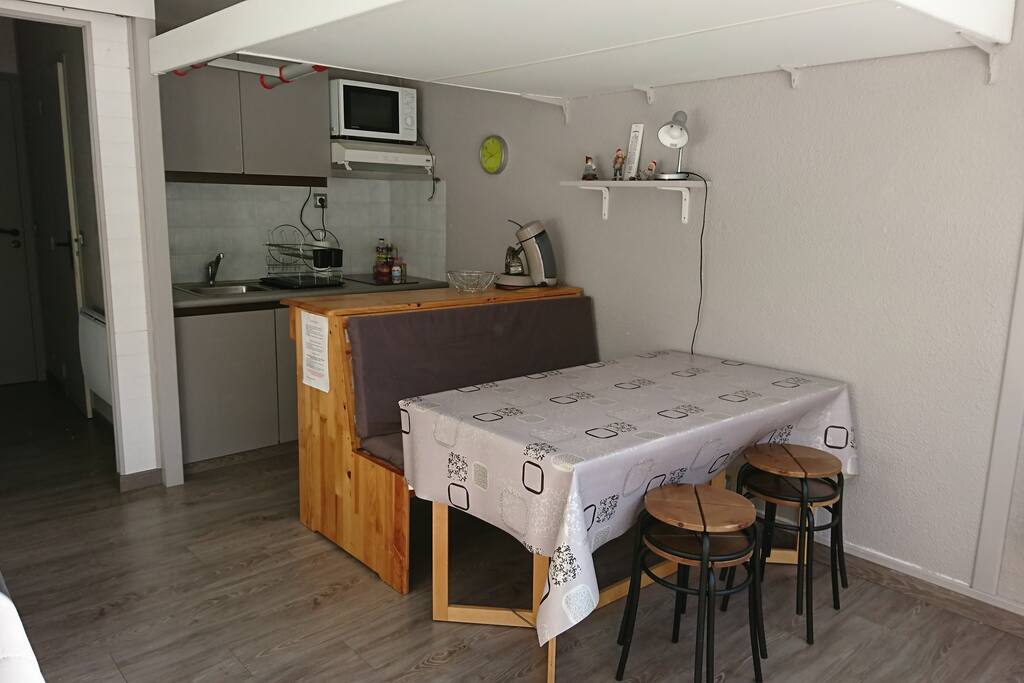Coin cuisine avec lit mezzanine au dessus permettant d'accueillir une cinquième personne (ados ou une personne adulte).Accessible grace à une échelle télescopique