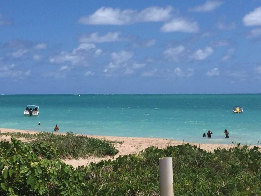 Praia na frente do condomínio