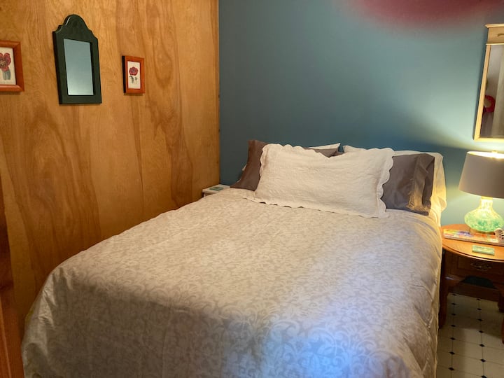 Ventilador de techo, colchón climatizado, edredón de plumas, lámpara con cargador de teléfono, varios estantes integrados y armario pequeño