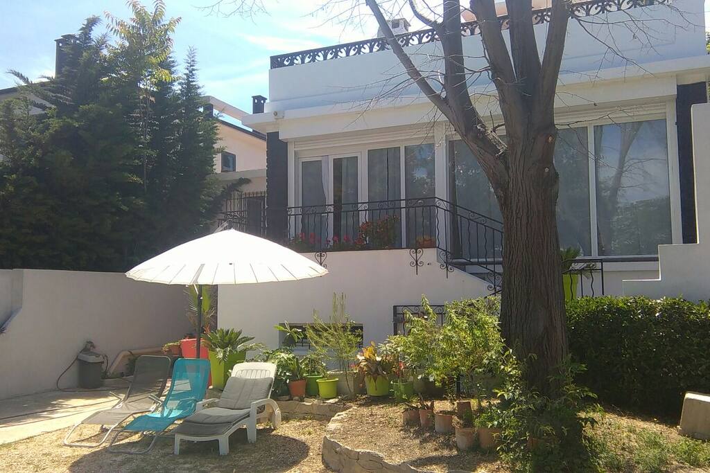 La façade (devant) de la villa vue côté boulevard