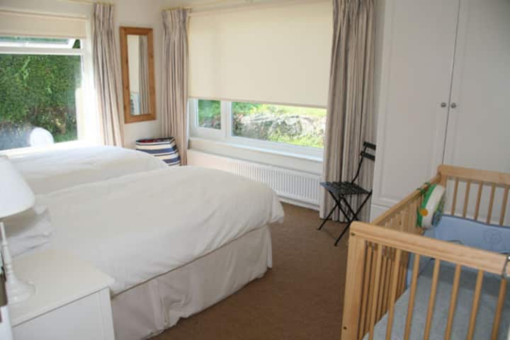 Bračni krevet ili dva odvojena kreveta s dječjim krevetićem